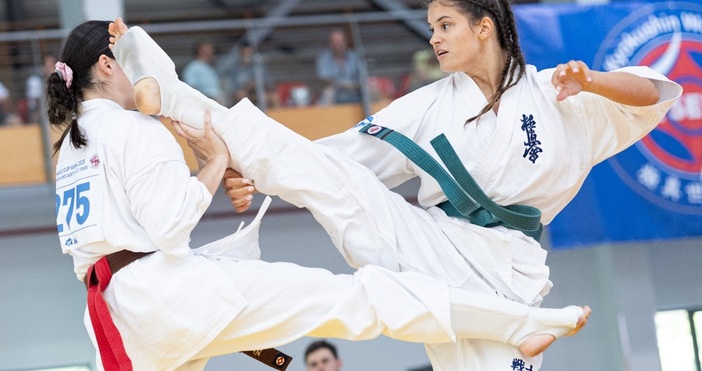 Общо 5 златни медала 4 сребърни и 7 бронзови отличия