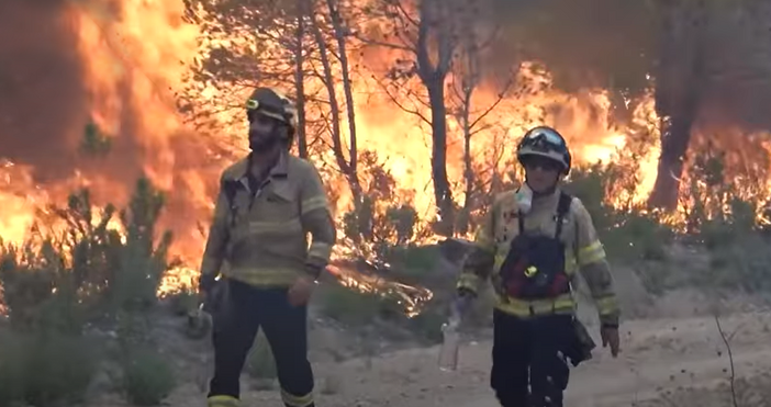 Горски пожар наложи блокирането на около 2000 души в домовете