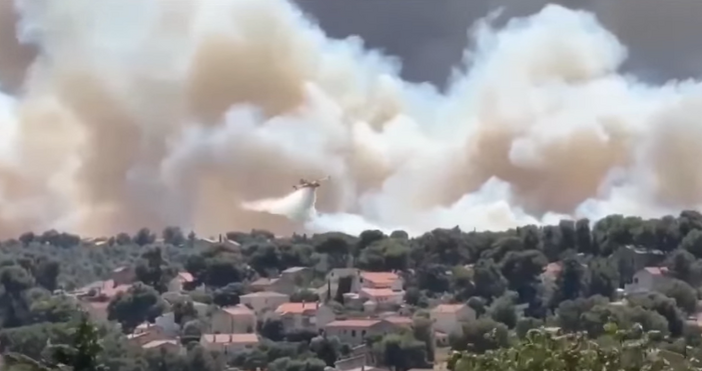 Кадри YoutubeБързо разпространяващ се горски пожар раздухван от бурни ветрове