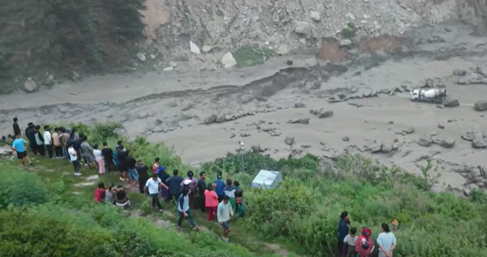 Кадри YoutubeПланинска река чието ниво се покачи значително от мусонните