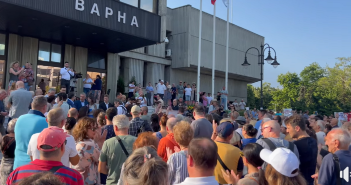 Стотици варненци излязоха на протест в момент пред община Варна