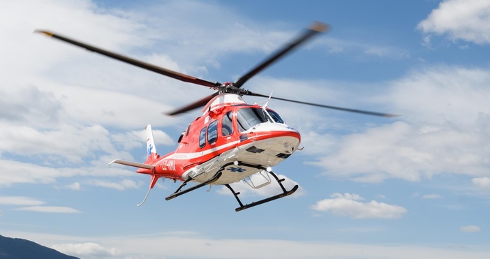 Въздушна линейка транспортира жена от района на Попово езеро в