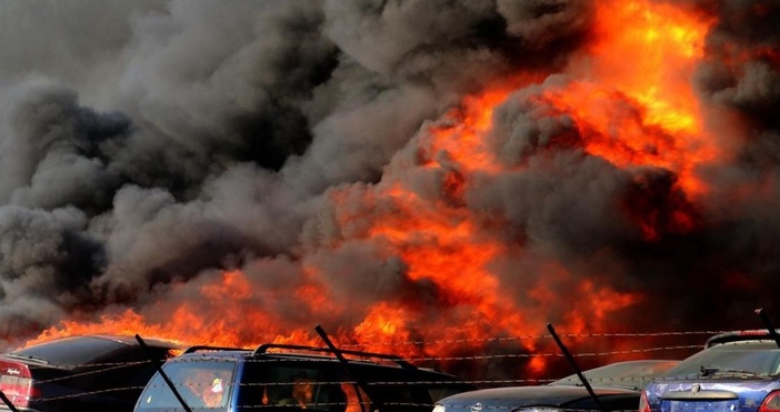 Пожарникари гасиха пожар в житен блок намиращ се в землището