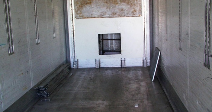 Гранични полицаи от ГПУ Русе задържаха 16 иракчани укрити в тайник