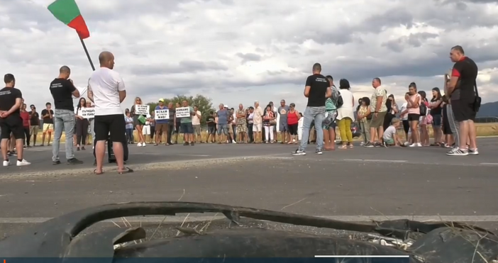 Жители на Община Карлово блокираха пътя Баня Васил Левски