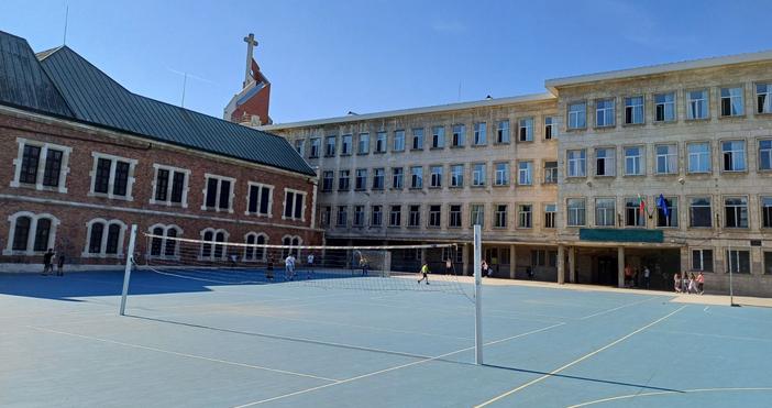 Снимки Община ВарнаЗапочнаха строително монтажните дейности в още две училища във