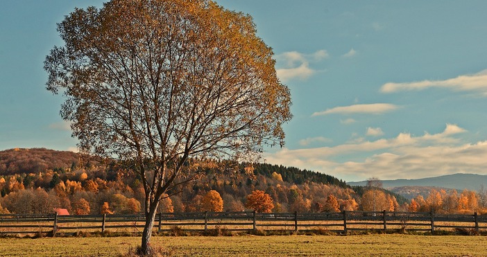 През нощта вятърът ще стихне а облачността ще намалее до