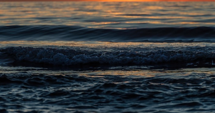 Морската вода край Варна стана ледена само за часове Тя