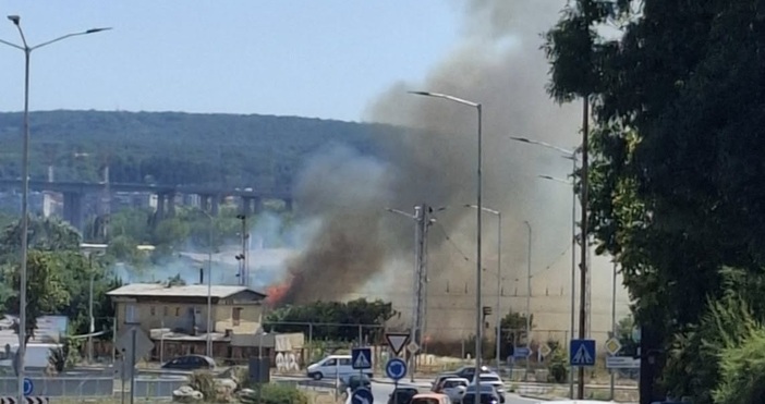 За голям пожар край варненския квартал Максуда алармират очевидци във