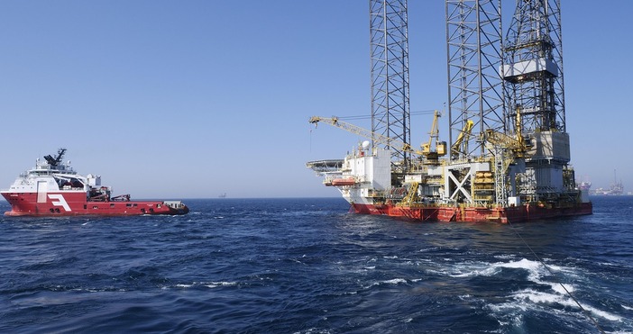 Цената на петрола изненадващо се понижава в азиатската сутрешна търговия днес