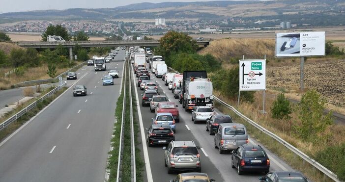 Максимално допустимата скорост за движение на автомобили по магистралите остава