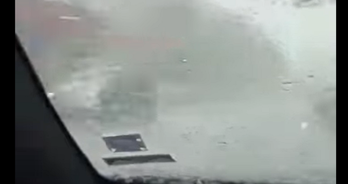 Буря с градушка в град Левски От кадрите се вижда че