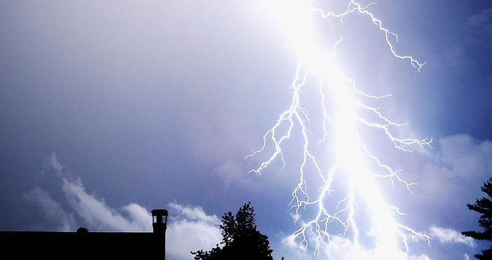 За опасни бури и градушки през следващите часове предупреждават синоптиците Само