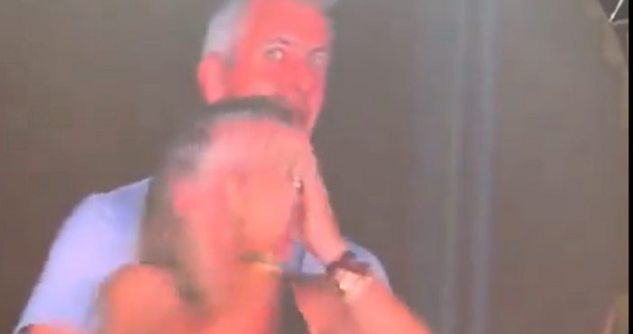 Изпълнителният директор на американската технологична компания Astronomer Анди Байрън уличен