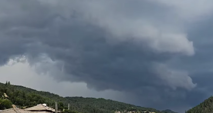 Днешната буря над село Елховец показа Метео Балканс във видео Ето