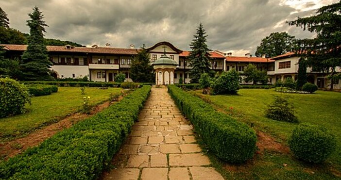 Целебна вода лекуваща 99 болежки извира изпод параклиса на Соколския