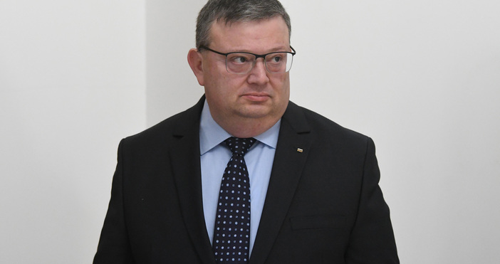 Бившият главен прокурор Сотир Цацаров окончателно е загубил делото за
