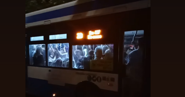Потресаващи кадри пусна гражданин в социалната мрежа Автобус номер 20 е