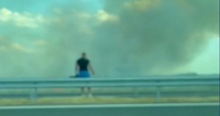 С 5 месечно бебе в колата на път от морето към