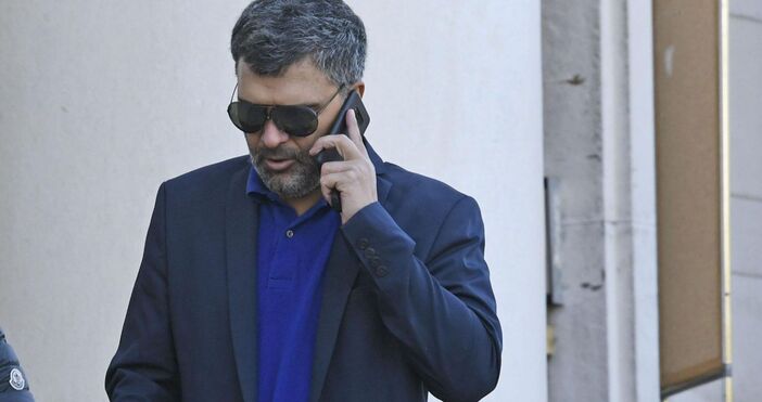 Майка му умира когато той е едва на 10 години