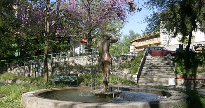 УикипедияЗаснеха нашествие на НЛО та  Нареченските бани вече е едно от предпочитаните