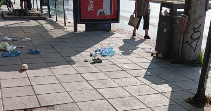 Неприятна гледка на спирката на бул Осми Приморски полк във