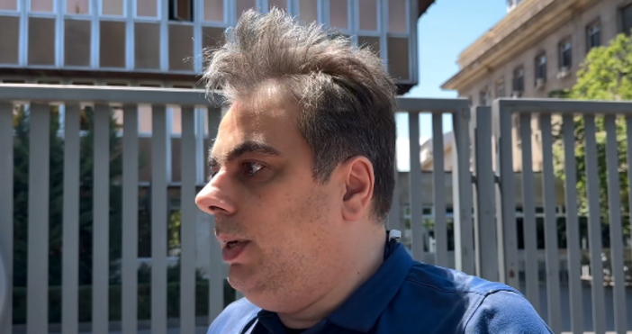 Асен Василев изненада социалните мрежи с неглиже вида в който