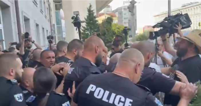 Протест на БОЕЦ се провежда пред сградата на Комисията за