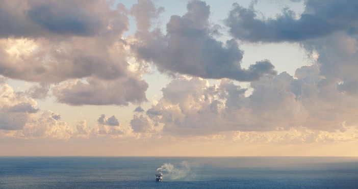 Общо 568 души оцеляха в Индонезия след запалването на пътнически