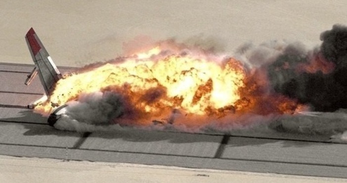 Двама души загинаха след като малък самолет на чийто борд