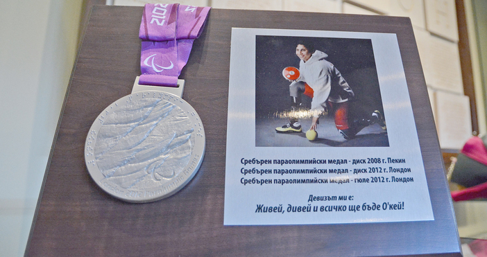 Снимки Община ВарнаПараолимпийката Стела Енева дари един от най ценните си