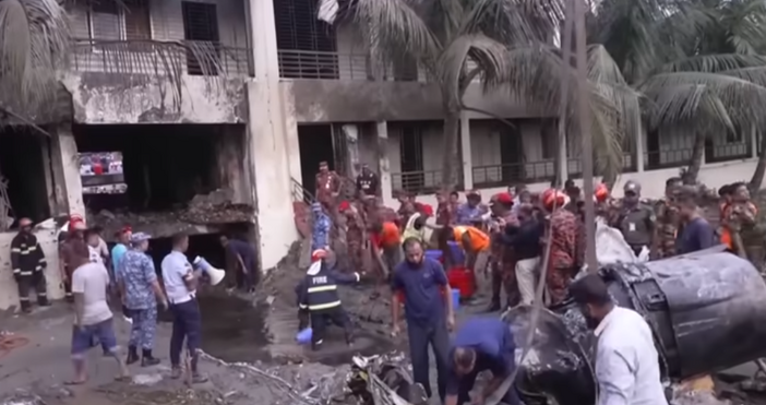 Ученици и студенти в Бангладеш протестират след като военен самолет