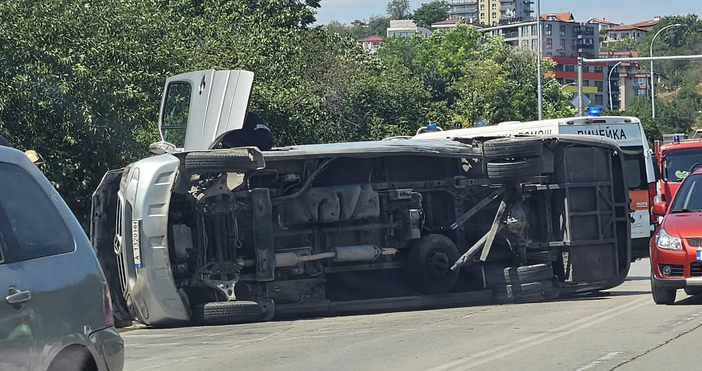 Микробус и автомобил са се блъснали днес около 14 ч