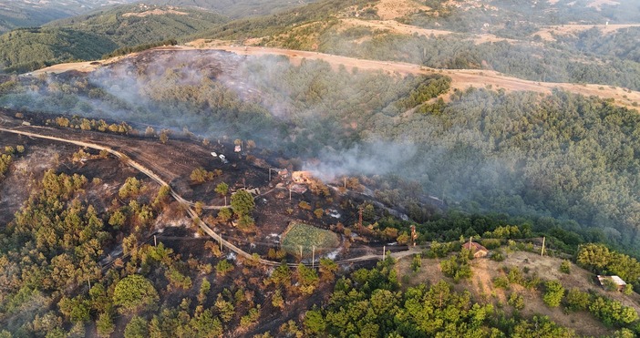 Снимки Фейсбук Вл ФилковЕкипи на пожарната служба в Благоевград служители