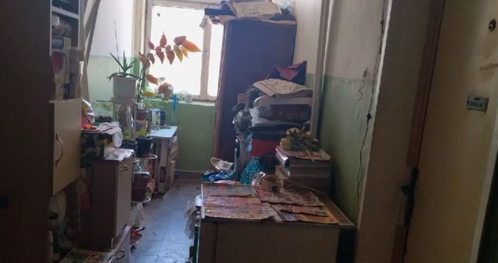 Съседи се оплакват че от години техен комшия във вход