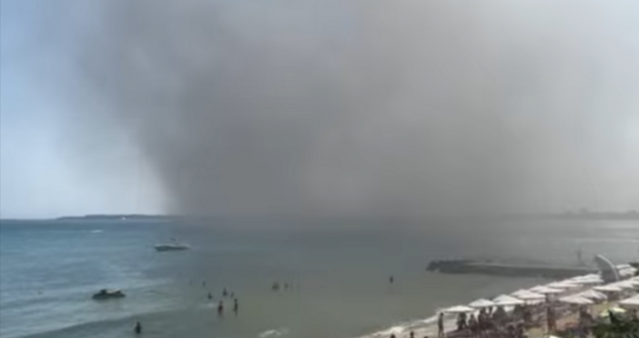 Огънят е тръгнал от сухи треви и храсти на терен