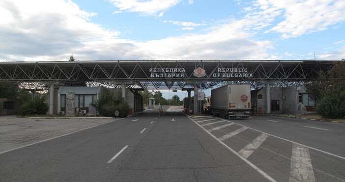 Задържаха двама румънци опитали да подкупят гранични полицаи в зоната