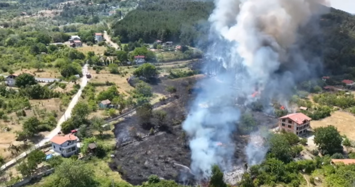 Метео Балканс показа потресаващи кадри с дрон Пак горят къщиПожар над