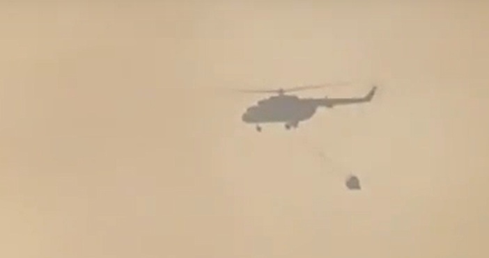 Военнослужещи с два хеликоптера Кугар от състава на военновъздушните сили