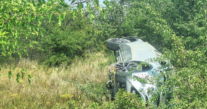 Снимки: Катастрофа между два автомобила е станала днес на пътя