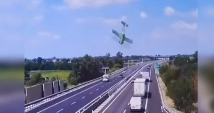 Кадри YoutubeСвръхлек самолет с двама души на борда се е