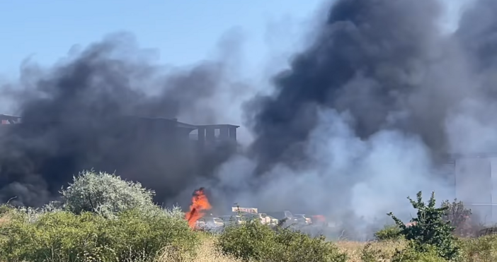 Пожар избухна на паркинг в близост до хотел в Свети