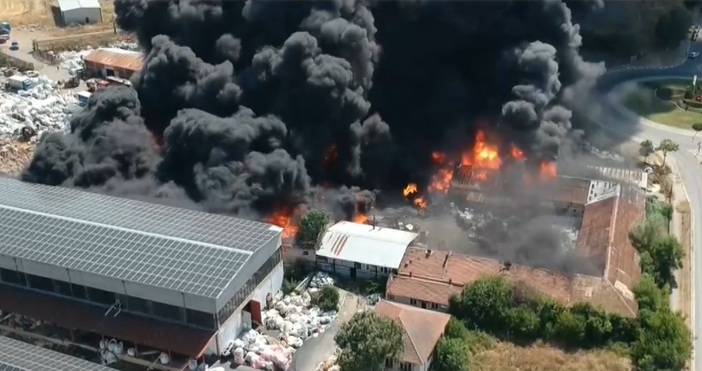 Извънредна е ситуацията в Средец 10 екипа на пожарната и 6