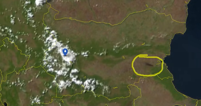 Димът от пожара в района на пътя между Средец и