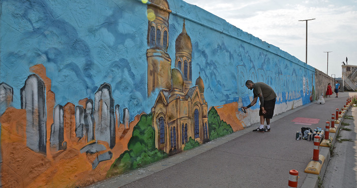 Снимки По инициатива на Община Варна артисти рисуват част от