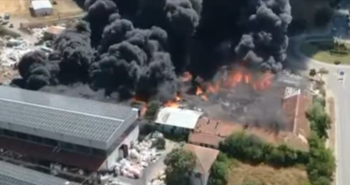 Вижте кадри от дрон на горящия цех в Средец Властите издадоха