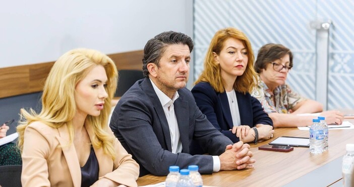 Представители на Министерството на туризма Министерството на икономиката и индустрията