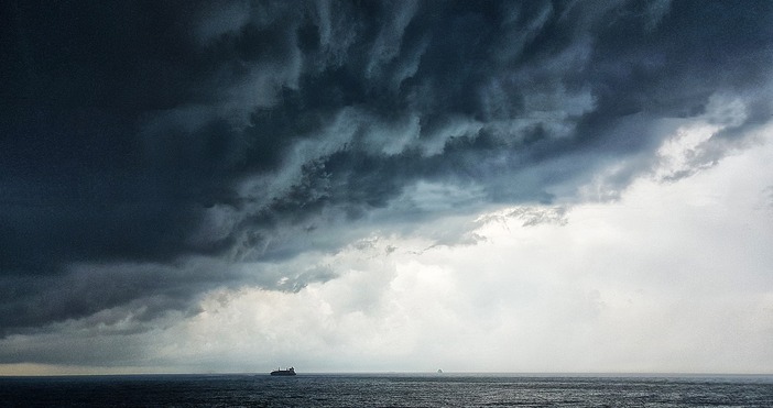 Нападатели с дървена лодка откриха днес огън по плаващ под