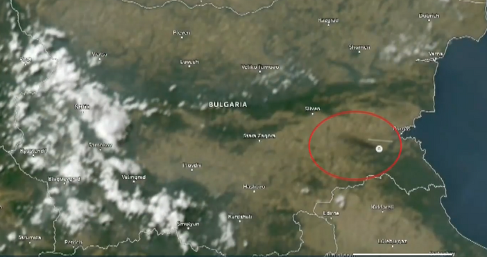 Димът от пожара в складовата база в Средец се е