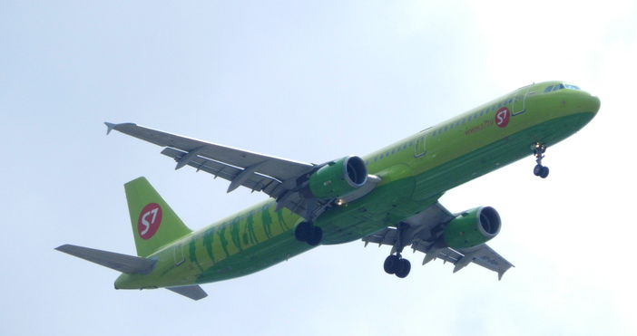 Руски пътнически самолет по линията от най големия сибирски град Новосибирск